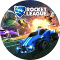 Kulatý jedlý obrázek s modrým závodním autem, létajícím kovovým míčem a oranžovým výbuchem z hry Rocket League, jedlý obrázek na dort