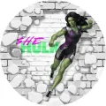 Zelená superhrdinka She-Hulk v fialovo-černém obleku prorážející bílou cihlovou zeď, jedlý obrázek na dort