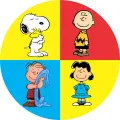 Kulatý jedlý obrázek na dort se Snoopym objímajícím Woodstocka, Charliem Brownem, Linusem a Lucy v žlutém, červeném a modrém poli