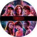 Kulatý jedlý obrázek na dort: šest postav ze Stranger Things v pruzích před barevným neonovým ohňostrojem a červeným logem