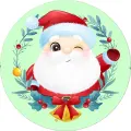 Mrkající Santa Claus v červené čepici uprostřed věnce z cesmíny se zlatými zvonky na zeleném pozadí, jedlý obrázek na dort