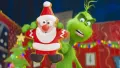 Zelený Grinch drží perníkového Santu na pozadí vánočně vyzdobeného pokoje se stromečkem a světýlky, jedlý obrázek na dort