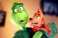Zelený Grinch v kostkovaném župánku s překvapeným výrazem a rezavý pejsek Max s jazykem venku, jedlý obrázek na dort