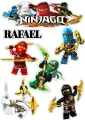 Pět ninjů ze stavebnice Lego v červené, modré, zelené, černé a bílé barvě s logem Ninjago, jedlý obrázek na dort