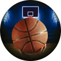 Kulatý jedlý obrázek s basketbalovým míčem v rukou hráče a osvětlenou modrou halou s košem, obrázek na dort