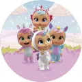 Čtyři panenky Cry Babies v barevných overálcích na pastelovém nebi s hvězdičkami a obláčky, jedlý obrázek na dort