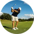 Hráč golfu v nápřahu s holí u bílého míčku na zeleném greenu pod modrou oblohou, jedlý obrázek na dort