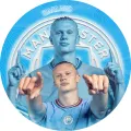 Kulatý jedlý obrázek s fotbalistou Erlingem Haalandem v modrém dresu Manchesteru City a velkým klubovým znakem v pozadí