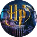 Kulatý jedlý obrázek na dort: noční bradavický hrad pod hvězdnou oblohou, zlatá zlatonka a zlatý monogram HP v modrofialových tónech