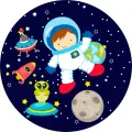 Kreslený kosmonaut v bílém skafandru s raketou a zeleným mimozemšťanem v UFO na tmavomodrém pozadí s hvězdami, jedlý obrázek na dort