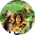 Kulatý jedlý obrázek na dort se zvířaty z Madagaskaru: lev, hrošice, žirafa, zebra a tučňáci na zeleném pozadí.