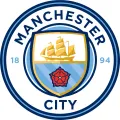Kulatý znak Manchester City s modrým pozadím, zlatou plachetnicí a červenou růží, jedlý obrázek na dort