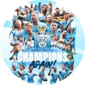 Hráči Manchester City slaví s mistrovskou trofejí na světle modrém pozadí, nad scénou nápis Champions Again, jedlý obrázek na dort