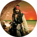 Kapitán Jack Sparrow s korálky a šátkem stojí na pobřeží při západu slunce v oranžových tónech, jedlý obrázek na dort