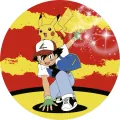 Trenér Ash s Pikachu na rameni v bojové póze na červeno-žlutém pozadí s jiskrami, jedlý obrázek na dort