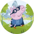 Prasátko Peppa v modrém kostýmu hrdiny s plášťem a maskou na zelené louce u jezera, jedlý obrázek na dort