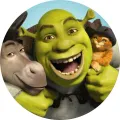 Shrek s Oslíkem a Kocourem v botách na kulatém jedlém obrázku na dort, modré nebe a zelená postava uprostřed