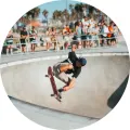 Skateboardista ve skoku nad bazénem pod palmami, modrá voda a letní atmosféra, jedlý obrázek na dort
