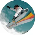 Snowboardista v letu nad zasněženým svahem, prkno s žlutými a červenými retro pruhy, modrá obloha, jedlý obrázek na dort