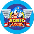 Modrý ježek Sonic se zdviženým prstem uprostřed štítu s bílými křídly a nápisem Mania na kulatém jedlém obrázku na dort
