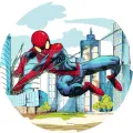 Kreslený Spiderman v červeno-modrém obleku se houpe na pavučině mezi prosklenými výškovými budovami, jedlý obrázek na dort