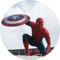 Spider-Man v červeno-modrém obleku v podřepu drží kulatý štít s hvězdou na světlém pozadí, jedlý obrázek na dort