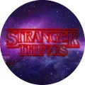 Kulatý jedlý obrázek s červeným neonovým nápisem Stranger Things na fialovém vesmírném pozadí s hvězdami, obrázek na dort