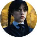 Kulatý jedlý obrázek s Wednesday v černobílé uniformě Nevermore se spletenými copy na zlatém pozadí, pro dort a cupcakes
