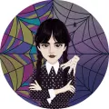 Kreslená Wednesday Addams se založenýma rukama a sešitou rukou Věc na pozadí rozděleného okna s pavučinou, jedlý obrázek na dort