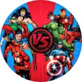Kulatý jedlý obrázek na dort s bitvou superhrdinů Marvelu a DC, uprostřed nápis VS na červeno-modrém pozadí, jedlý obrázek na dort