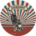 Retro holičské křeslo s břitvou, nůžkami a pruhy barber pole na pozadí, jedlý obrázek na dort