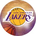 Kulatý jedlý obrázek s žlutým basketbalovým míčem s nápisem Los Angeles Lakers, oranžovým míčem a cihlovou zdí, jedlý obrázek na dort