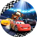 Kulatý jedlý obrázek z filmu Cars: červený závodník s číslem 95, žlutý a tmavý soupeř a dodávka na noční dráze, jedlý obrázek na dort