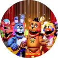 Kulatý jedlý obrázek na dort: animatronické postavy Five Nights at Freddy's stojí na pódiu před červenou oponou