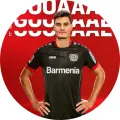 Patrik Schick v černém dresu s rukama v bok na červeném pozadí s bílými nápisy GOOOL, jedlý obrázek na dort
