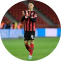 Patrik Schick v červeno-černém pruhovaném dresu č. 14 tleská na zeleném trávníku, v pozadí tribuny, jedlý obrázek na dort
