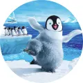Tančící tučňák Mumble na zasněžené ledové kře s modrým oceánem v pozadí, jedlý obrázek na dort