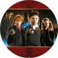 Kulatý jedlý obrázek na dort: Harry, Ron a Hermiona s hůlkami v bordó rámu se zlatými linkami, v pozadí hrad a logo HP.