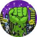 Kulatý jedlý obrázek se zelenou pěstí prorážející kameny, nočním městem a komiksovými bublinami BAM a HELP, obrázek na dort