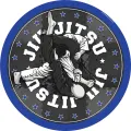 Kulatý jedlý obrázek se dvěma zápasníky Jiu Jitsu v kimonech na tatami, černobílá kresba s modrým okrajem a hvězdami, jedlý obrázek na dort
