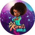 Pěvkyně Karma's World s mikrofonem před publikem s telefony, fialová a modrá koncertní světla, logo seriálu – jedlý obrázek na dort