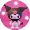 3D postavička Kuromi s černou kápí a růžovou lebkou na sytě růžovém pozadí s bílými hvězdičkami, jedlý obrázek na dort