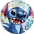 Modrý Stitch s velkým úsměvem na pozadí z tropických akvarelových listů v růžové a tyrkysové barvě, jedlý obrázek na dort