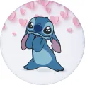 Modrý Stitch s pěstmi u tváře, velkýma očima a pastelovými růžovými srdíčky na světlém pozadí, jedlý obrázek na dort