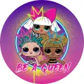 Kulatý jedlý obrázek se třemi panenkami LOL Surprise s korunkami, nápisem Be a Queen na růžovofialovém pozadí, jedlý obrázek na dort
