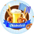 Kulatý jedlý obrázek s pivem v půllitru, preclíky a klasy, modrobílou vlajkou a nápisem Oktoberfest, jedlý obrázek na dort