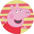 Prasátko Peppa v červených šatech s rukama nahoře na pruhovaném žluto-růžovém pozadí, jedlý obrázek na dort