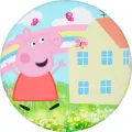 Prasátko Peppa v červených šatech na louce s duhou, domečkem a růžovými motýlky, jedlý obrázek na dort