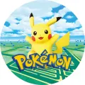 Kulatý obrázek s žlutým Pikachuem s červenými líčky a logem Pokémon na pozadí zelené krajiny a modré oblohy, jedlý obrázek na dort