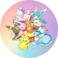 Kulatý jedlý obrázek s hnědou Eevee s mašličkou uprostřed a jejími vývoji Vaporeon, Jolteon, Flareon a dalšími na pastelovém duhovém pozadí,
